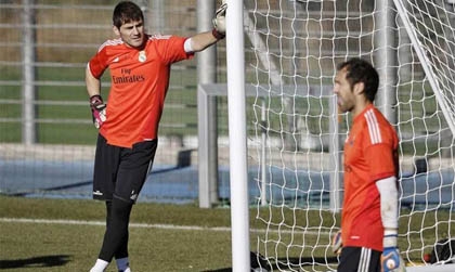 Casillas bảo vệ Diego Lopez trước những chỉ trích