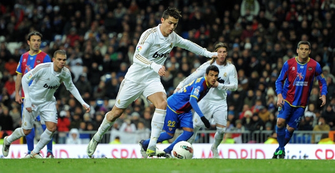 Real Madrid 3-0 Levante: Kền kền trắng có ngôi đầu bảng