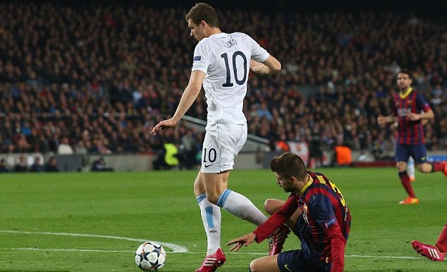 Video bóng đá: Cả Barca và Man City đều bị mất oan penalty