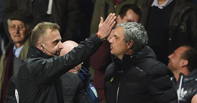 Mourinho cay cú về cách hành xử của trọng tài sau trận đấu