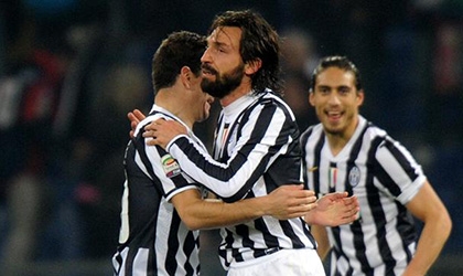 Juventus thắng chật vật, AC Milan thua mất mặt