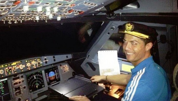 Ronaldo chơi trội, thuê 4 máy bay dự World Cup 2014