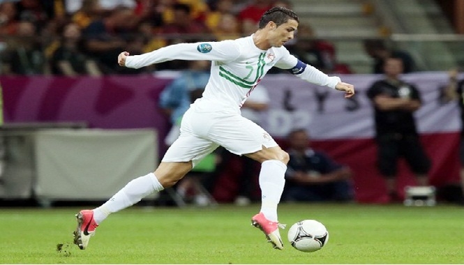 Video danh thủ: Xem Cristiano Ronaldo biểu diễn đi bóng tốc độ