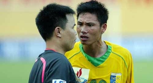 Đe dọa trọng tài, cầu thủ của CLB Hà Nội nhận án phạt nặng