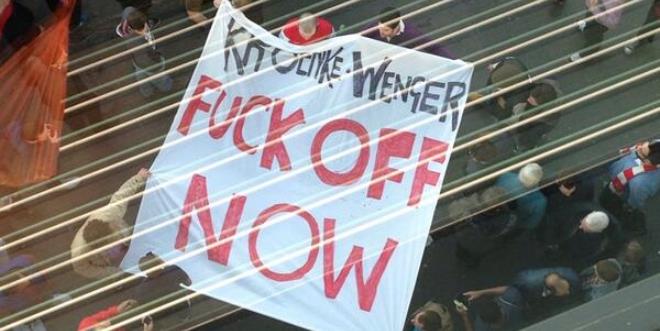 CĐV Arsenal trưng băng rôn chửi tục HLV Wenger