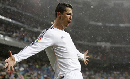 Ronaldo cân bằng kỷ lục ghi bàn 10 trận liên tiếp của Messi