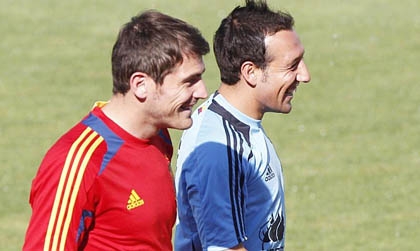 Cazorla cố gắng thuyết phục Casillas gia nhập Arsenal
