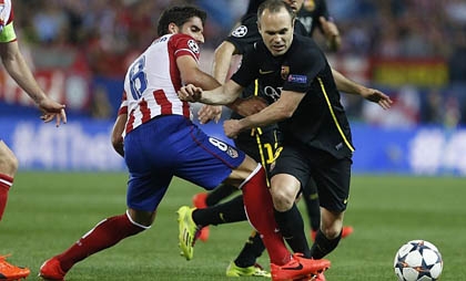 Barca gục ngã Atletico, Iniesta trách móc cách thay người của Martino