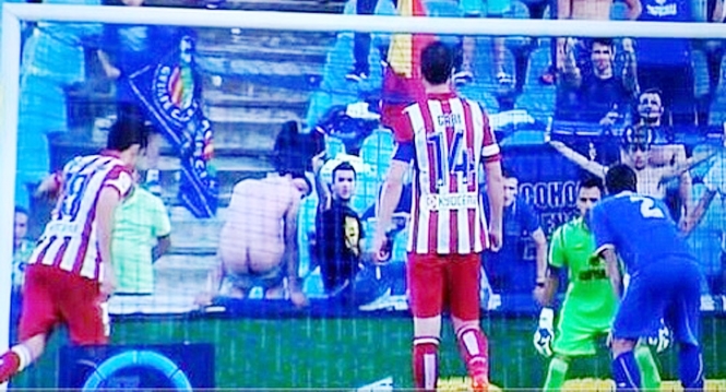 Video bóng đá: CĐV Getafe tụt quần khi Diego Costa sút phạt penalty