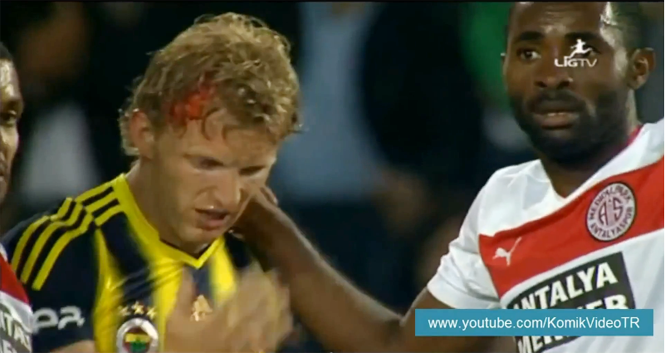 Video bóng đá: Dirk Kuyt bị đạp tróc hết da đầu ở giải VĐQG Thổ Nhĩ Kỳ