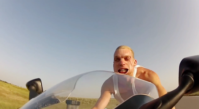 Video đua xe: Cận cảnh gương mặt khi phóng xe với tốc độ 250 km/h