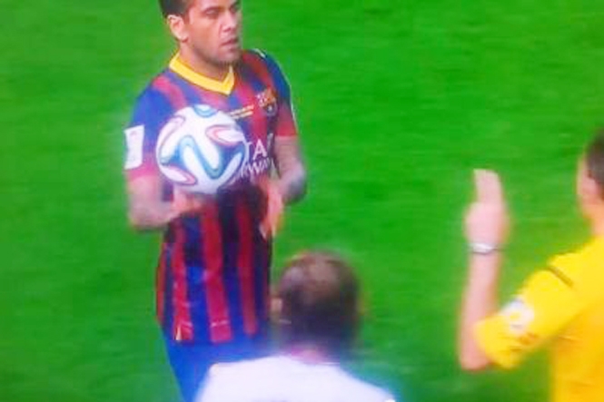 Video bóng đá: Dani Alves thoát thẻ dù ném bóng vào mặt Modric