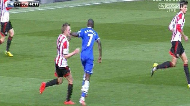 Video bóng đá: Nghi vấn Larsson bị Ramires vả vào mặt ngay trên sân