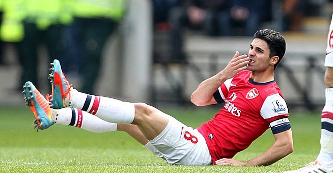 Mikel Arteta gãy một cái răng ở trận Arsenal đại thắng Hull City