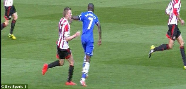 Lén lút thúc cùi chỏ, Ramires sẽ bị phạt nặng?