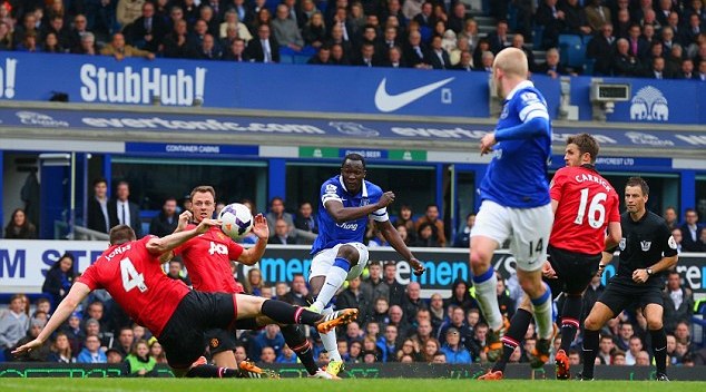 David Moyes cáu điên vì Phil Jones