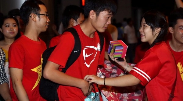 U19 Việt Nam được NHM chào đón nồng nhiệt tại sân bay