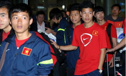 Lý do máy bay chở U19 Việt Nam hạ cánh không đúng giờ