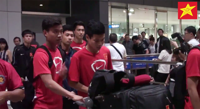VIDEO CĐV tưng bừng chào đón U19 Việt Nam tại sân bay
