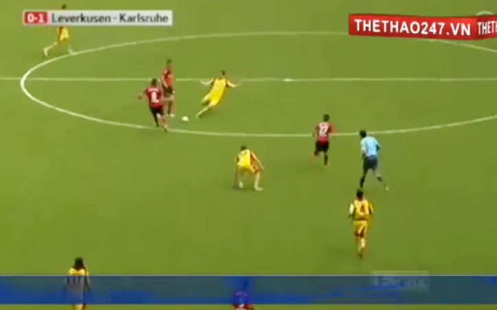 Video bóng đá: Pha xoạc bóng thành bàn từ giữa sân tại Bundesliga