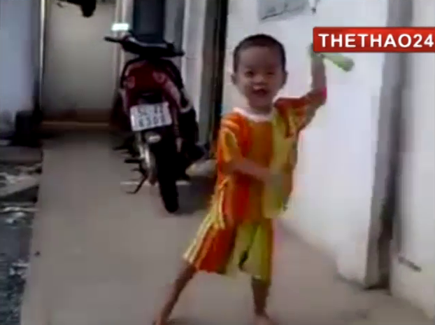 Video tổng hợp: Em bé 3 tuổi múa côn như Lý Tiểu Long