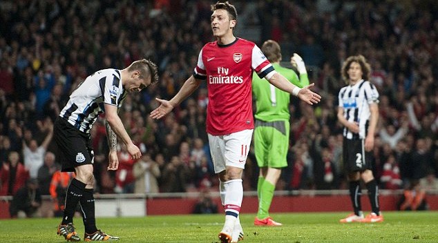 Arsenal 3-0 Newcastle: Ozil chói sáng, Pháo thủ giữ vững vị trí top 4