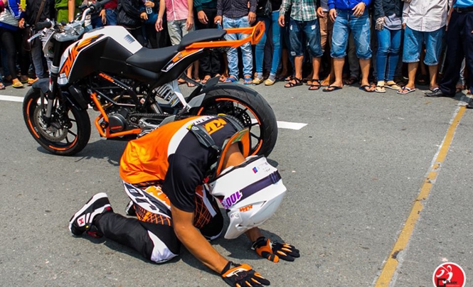 Video đua xe: Tay đua Malaysia vái lạy khán giả Việt Nam