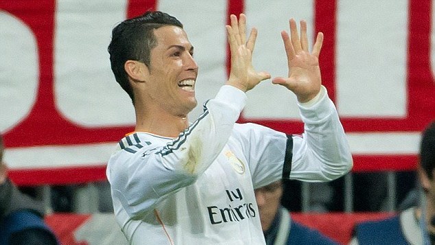 Video bóng đá: Ronaldo ăn mừng bàn thắng thứ 15 tại Cup C1 đầy phấn khích