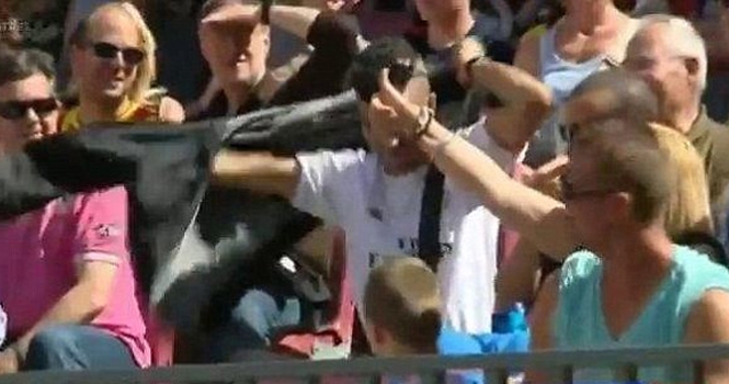 Fan Real liều lĩnh ngồi giữa đám đông CĐV Barca