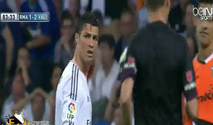 Ronaldo nổi cáu với pha xử lý không tốt của Morata khi Real đang bị dẫn bàn