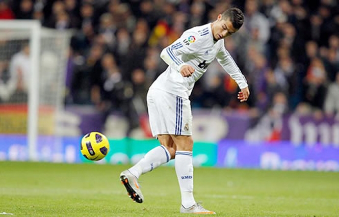 Video bóng đá: Ronaldo lập siêu phẩm đánh gót theo phong cách Ibrahimovic