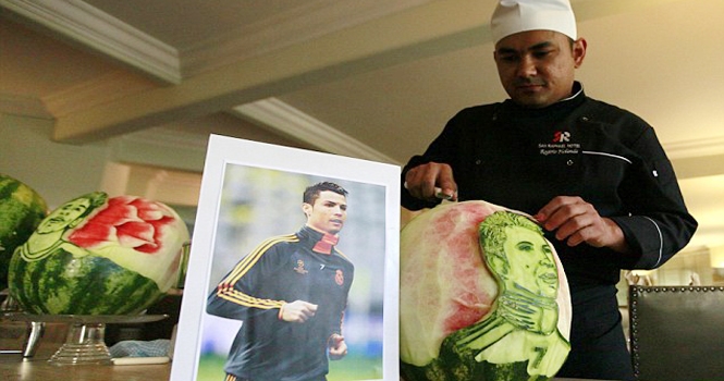 Đầu bếp khắc hình Ronaldo và Neymar cực chất trên trái dưa hấu