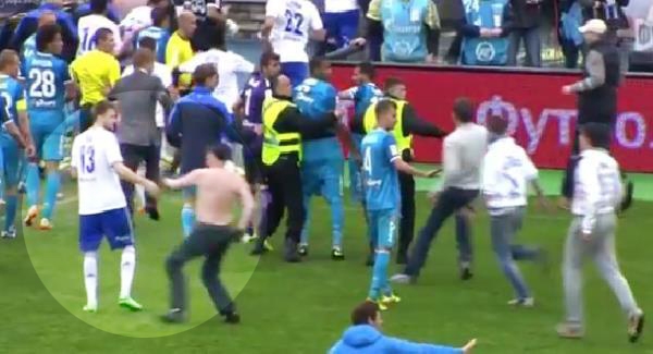 VIDEO: Cầu thủ Dinamo Moskva bị CĐV Zenit tẩn trong bạo loạn