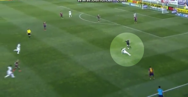 VIDEO: Thủ môn Jose Pinto rê bóng ngoài vòng cấm như Messi