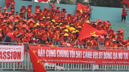 VCK Asian Cup nữ 2014: Ấn tượng CĐV đội mưa cổ vũ cho ĐT nữ Việt Nam