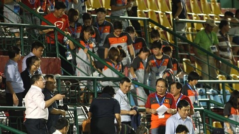 ĐT nữ Việt Nam đến sân xem trận 'quyết đấu' giữa Thái Lan và Myanmar