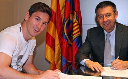Lionel Messi CHÍNH THỨC ký hợp đồng mới với Barcelona