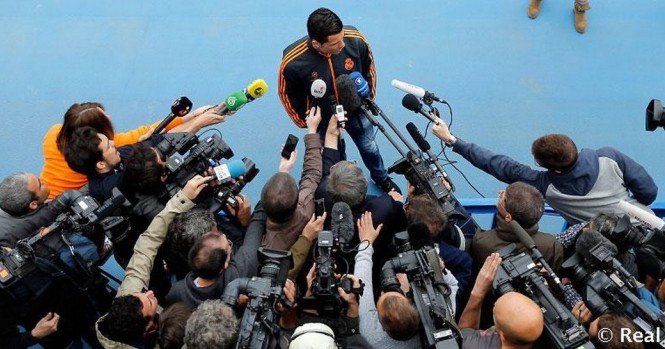 300 phóng viên quây kín Ronaldo trên sân tập