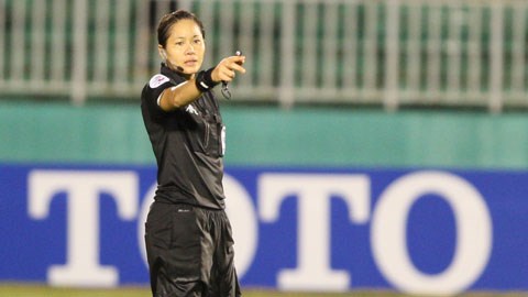VCK Asian Cup nữ 2014: Trọng tài quên rút thẻ đỏ, cầu thủ vẫn tự rời sân