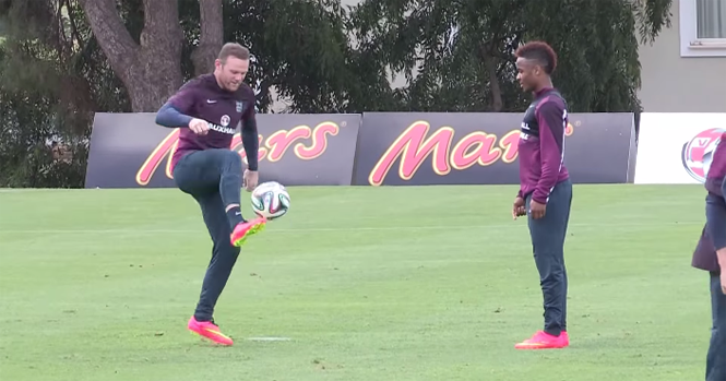 VIDEO: Rooney tâng bóng vụng về trong màn so tài với Sterling