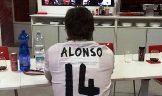 Fernando Alonso mặc áo của Xabi Alonso ngồi xem chung kết