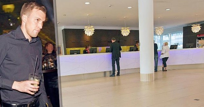 Sao Dortmund lĩnh đủ vì dám tè bậy trong khách sạn