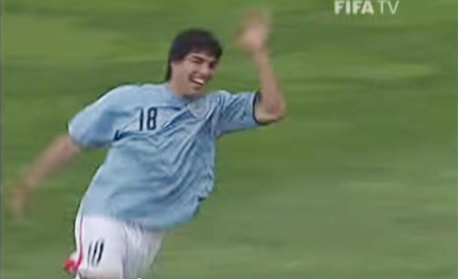 Video danh thủ: Siêu phẩm rocket của Luis Suarez khi còn U20