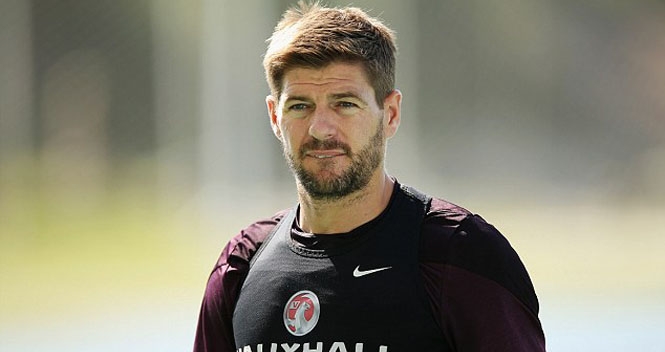 Steven Gerrard bất ngờ dính chấn thương háng