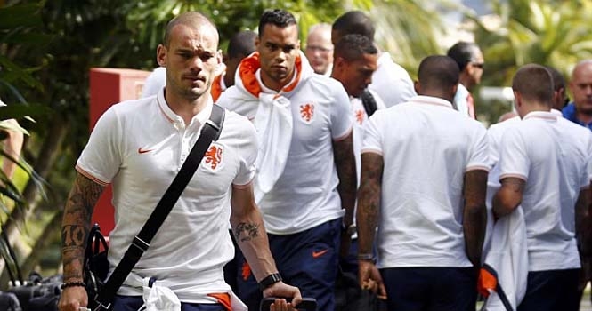 Sao Hà Lan đi bay đêm, HLV Van Gaal tức điên tiết