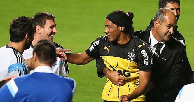 Fan giống hệt Ronaldinho đột nhập vào sân trêu đùa Messi