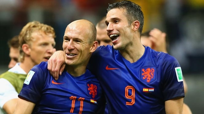 Video World Cup 2014: Xem bộ đôi Hà Lan bay Persie - Robben hành hạ Casillas