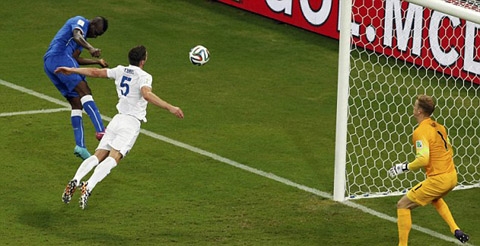 Balotelli giúp Italia đánh bại ĐT Anh trong trận đầu ra quân
