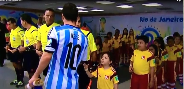 Trước chiến thắng, Messi 'hắt hủi' fan nhí