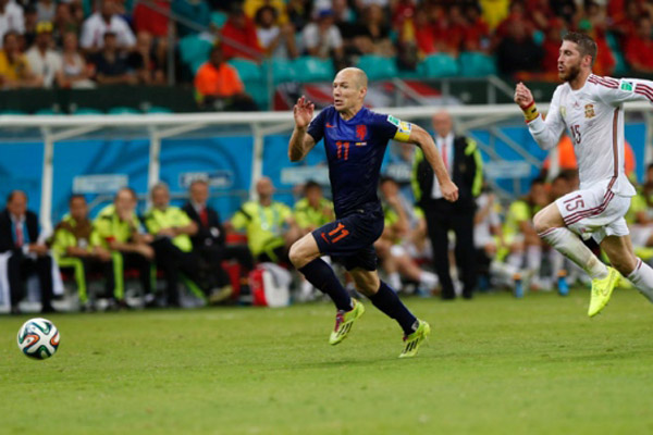 Video World Cup 2014: Robben lập siêu phẩm với kỷ lục cầu thủ nhanh nhất thế giới